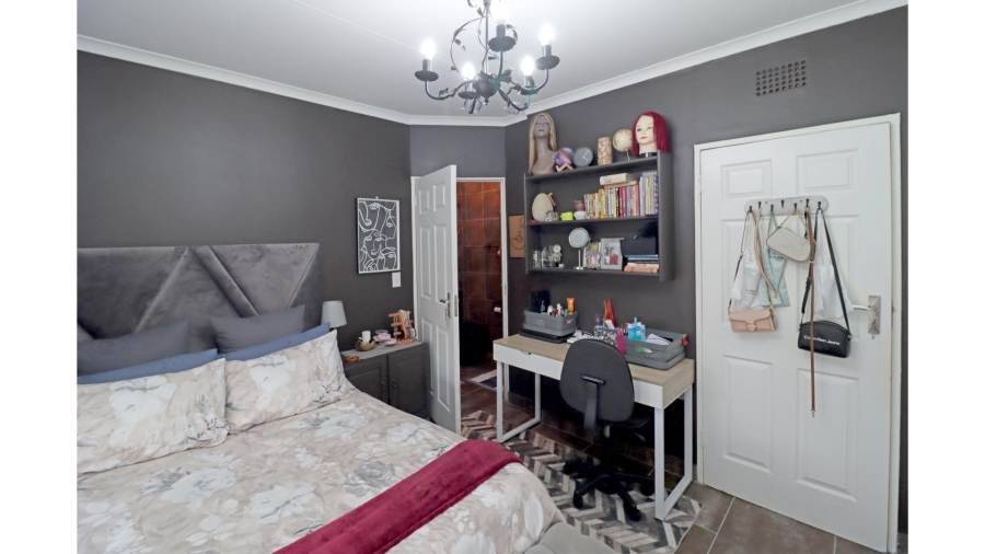 5 Bedroom Property for Sale in Vorna Valley Gauteng