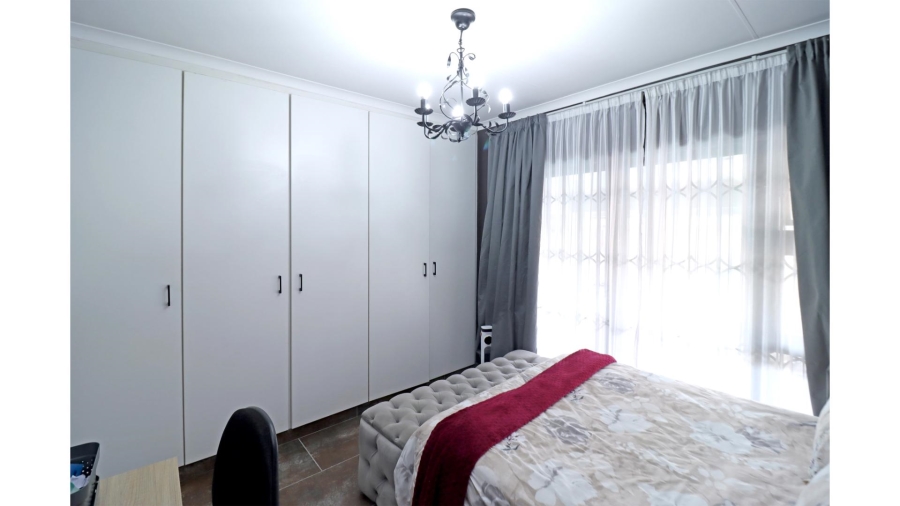 5 Bedroom Property for Sale in Vorna Valley Gauteng