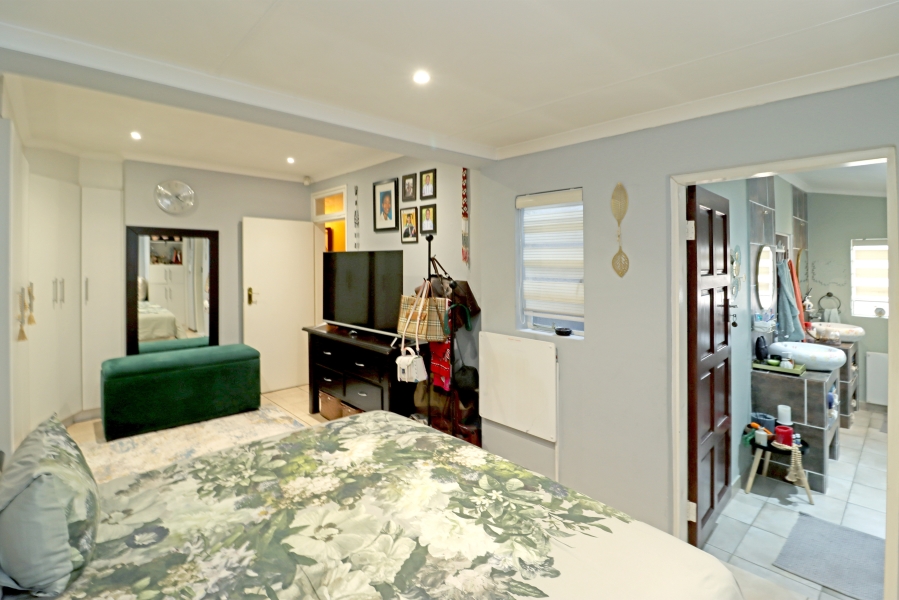 5 Bedroom Property for Sale in Vorna Valley Gauteng