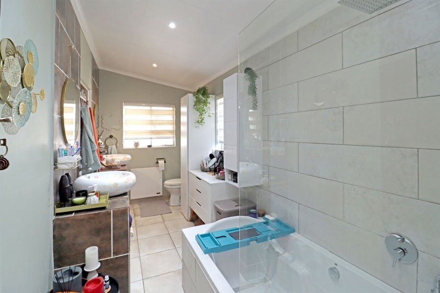 5 Bedroom Property for Sale in Vorna Valley Gauteng