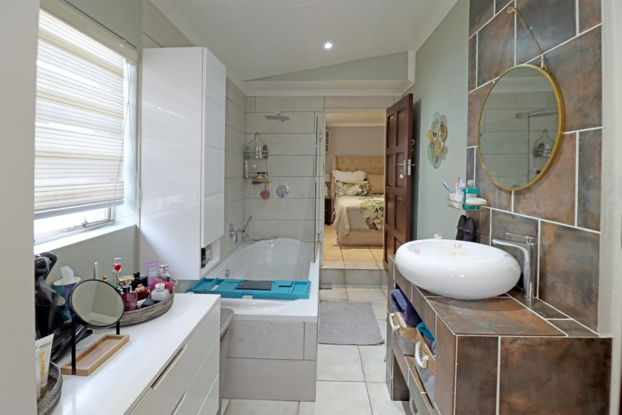 5 Bedroom Property for Sale in Vorna Valley Gauteng