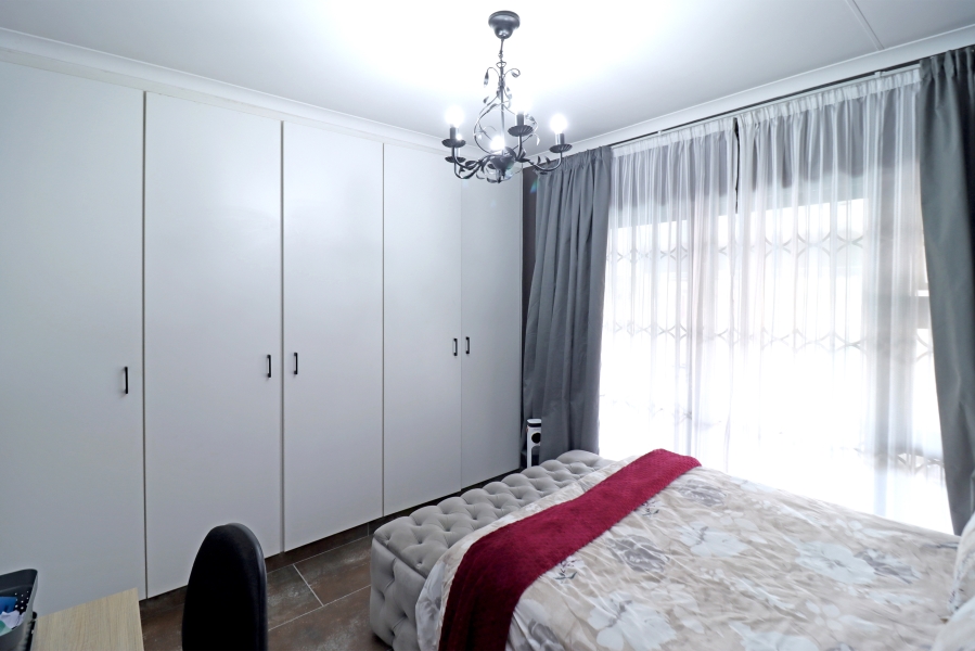 5 Bedroom Property for Sale in Vorna Valley Gauteng