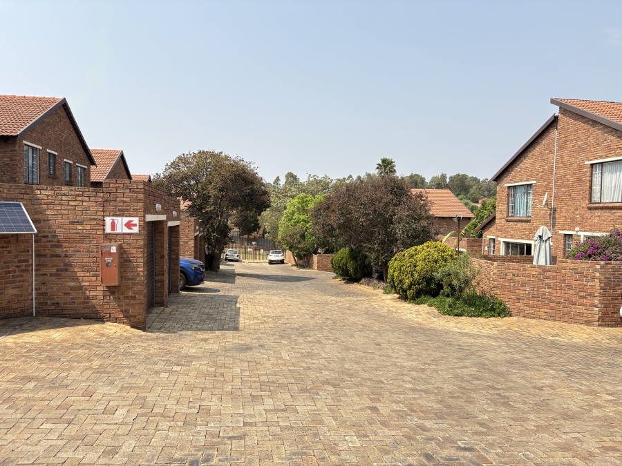 2 Bedroom Property for Sale in Wilgeheuwel Gauteng