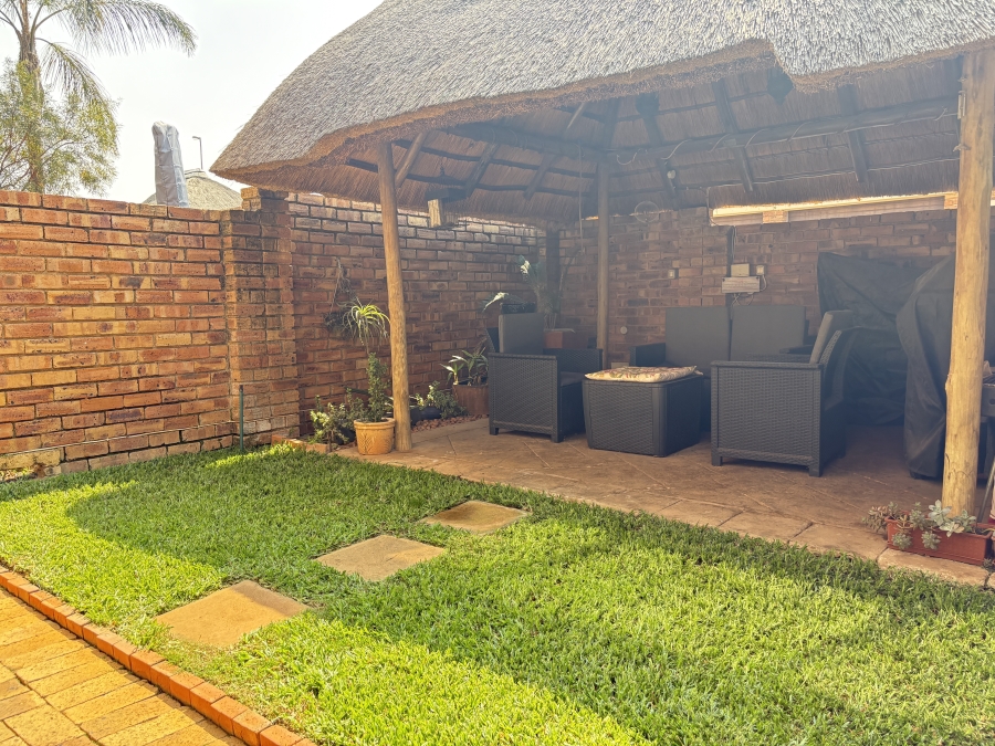 2 Bedroom Property for Sale in Wilgeheuwel Gauteng