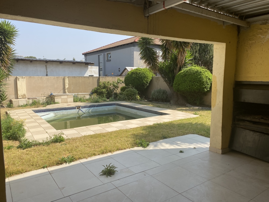 6 Bedroom Property for Sale in Sonneveld Gauteng