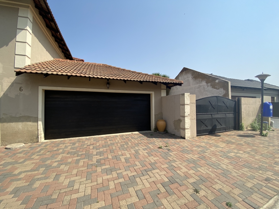 6 Bedroom Property for Sale in Sonneveld Gauteng