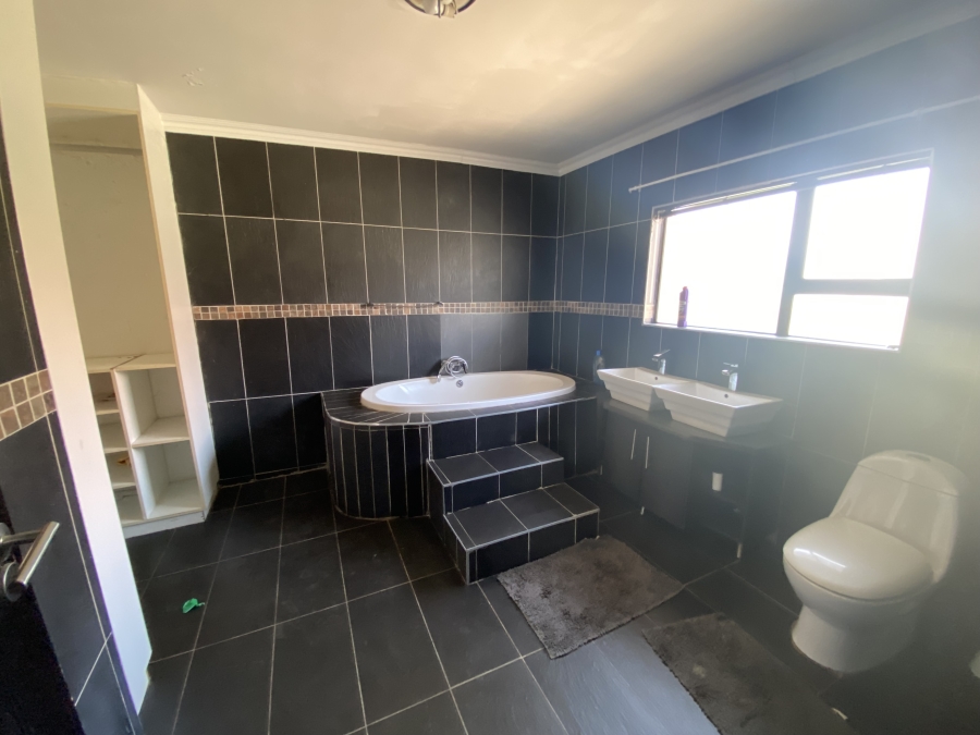 6 Bedroom Property for Sale in Sonneveld Gauteng
