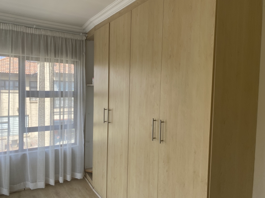 6 Bedroom Property for Sale in Sonneveld Gauteng
