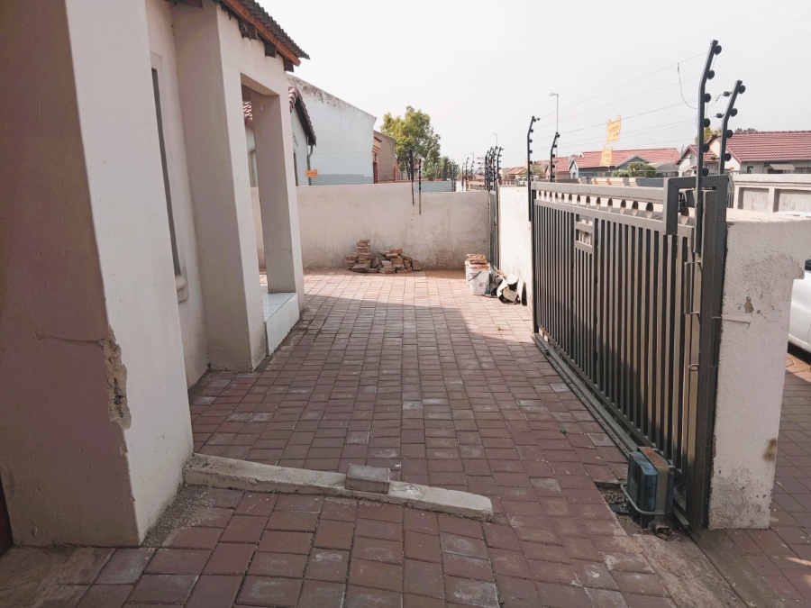 5 Bedroom Property for Sale in Roodekop Gauteng
