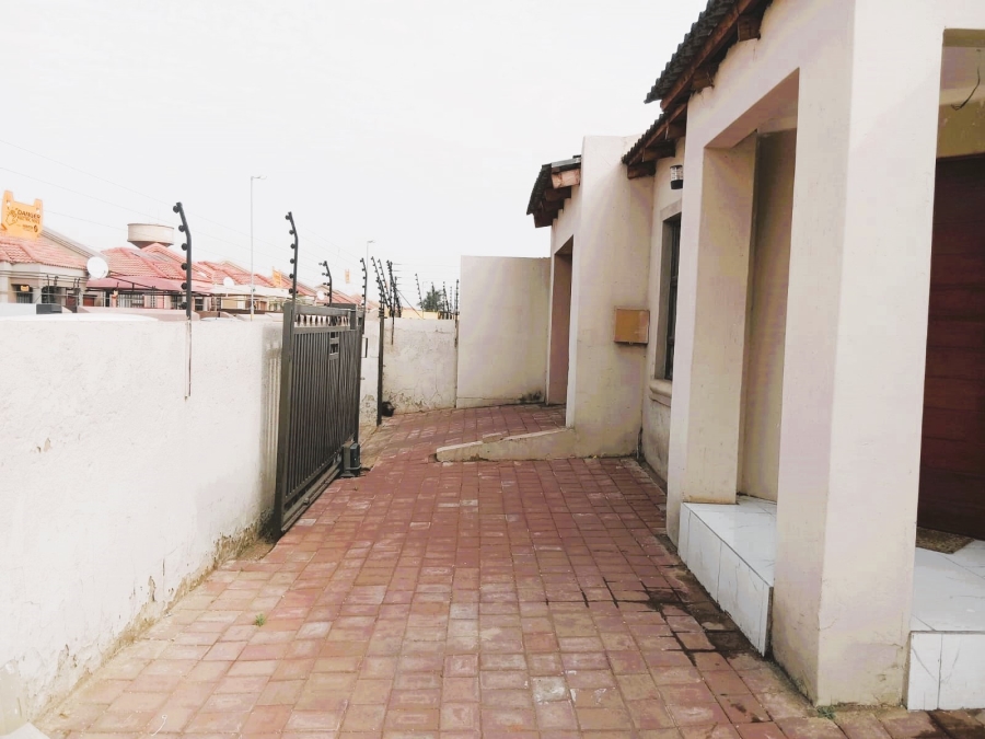 5 Bedroom Property for Sale in Roodekop Gauteng