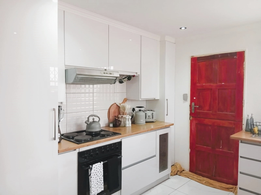 5 Bedroom Property for Sale in Roodekop Gauteng