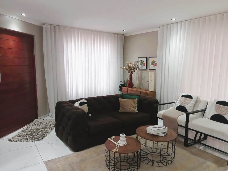 5 Bedroom Property for Sale in Roodekop Gauteng