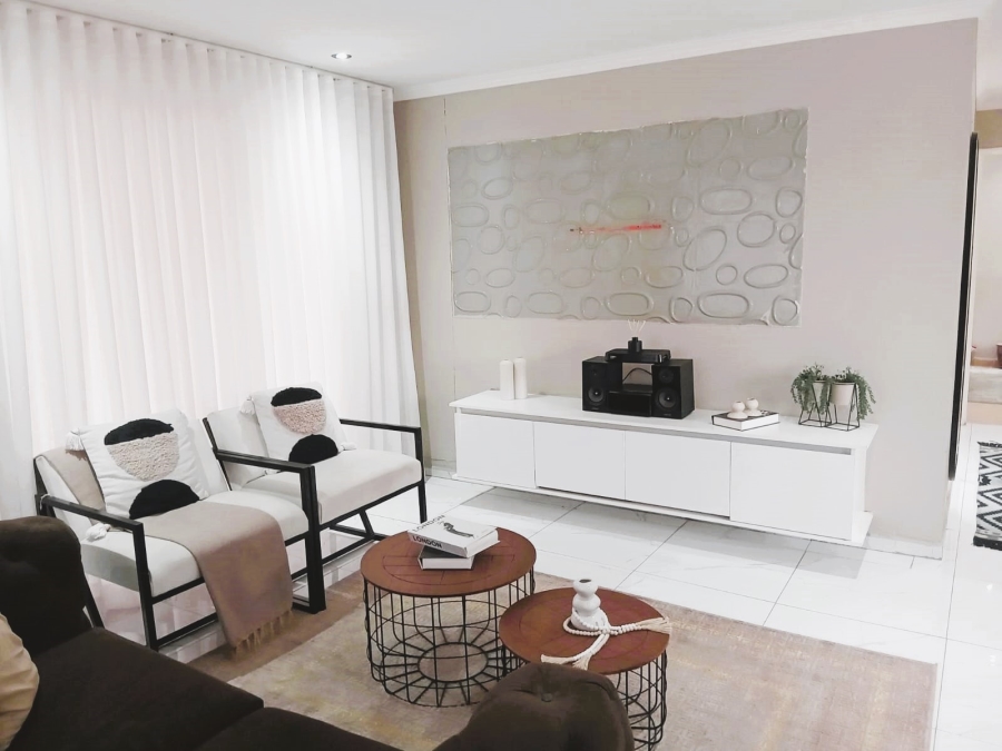 5 Bedroom Property for Sale in Roodekop Gauteng