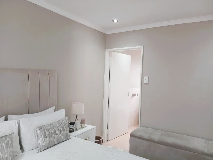5 Bedroom Property for Sale in Roodekop Gauteng