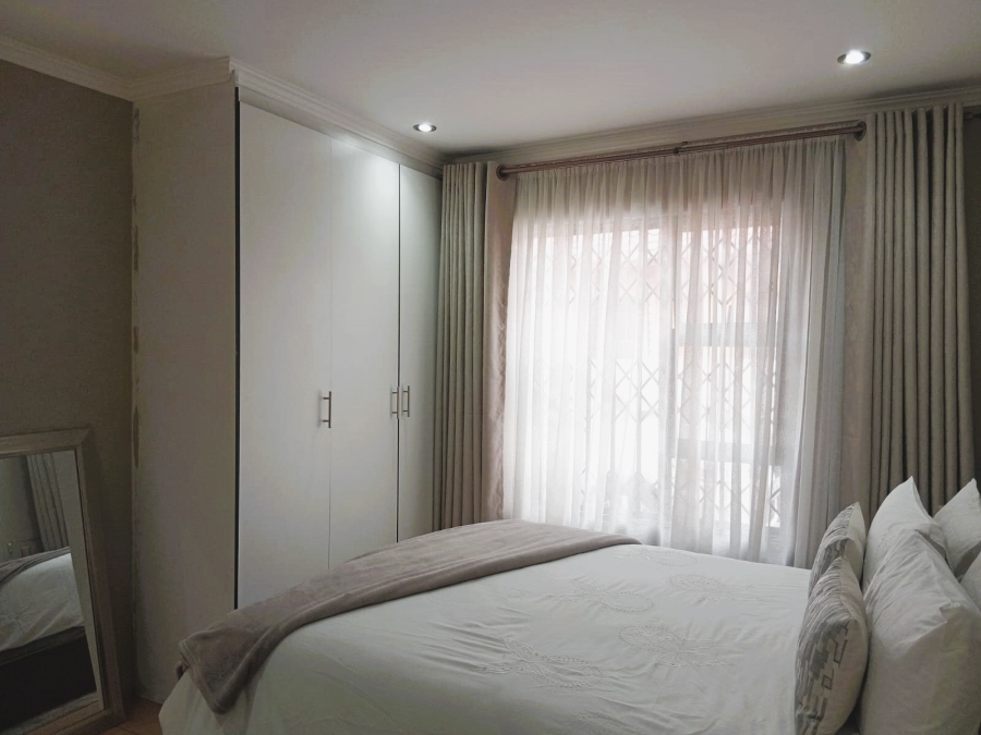 5 Bedroom Property for Sale in Roodekop Gauteng