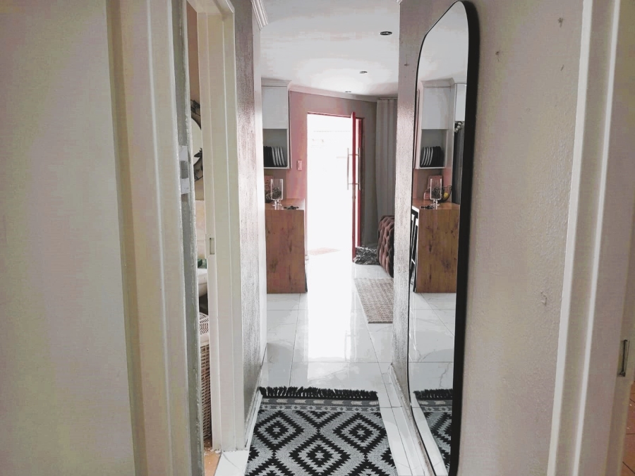 5 Bedroom Property for Sale in Roodekop Gauteng