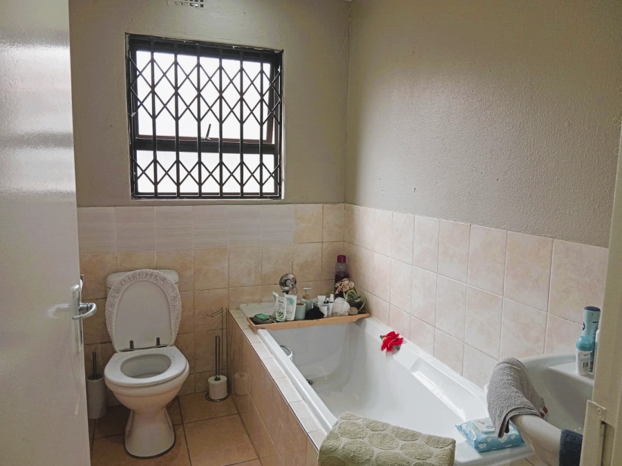 5 Bedroom Property for Sale in Roodekop Gauteng