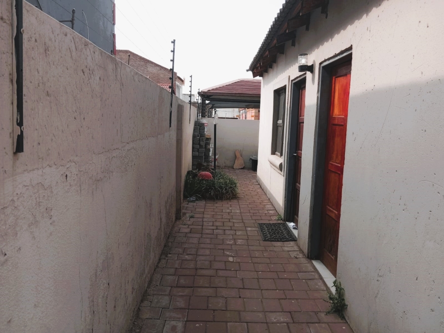 5 Bedroom Property for Sale in Roodekop Gauteng