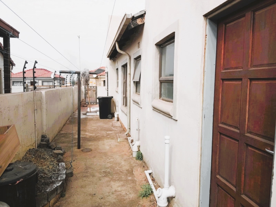5 Bedroom Property for Sale in Roodekop Gauteng