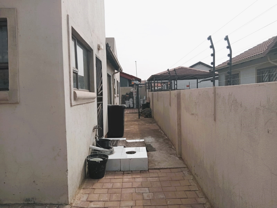 5 Bedroom Property for Sale in Roodekop Gauteng