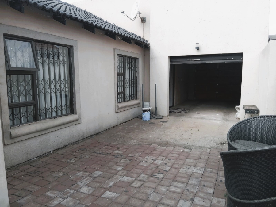 5 Bedroom Property for Sale in Roodekop Gauteng