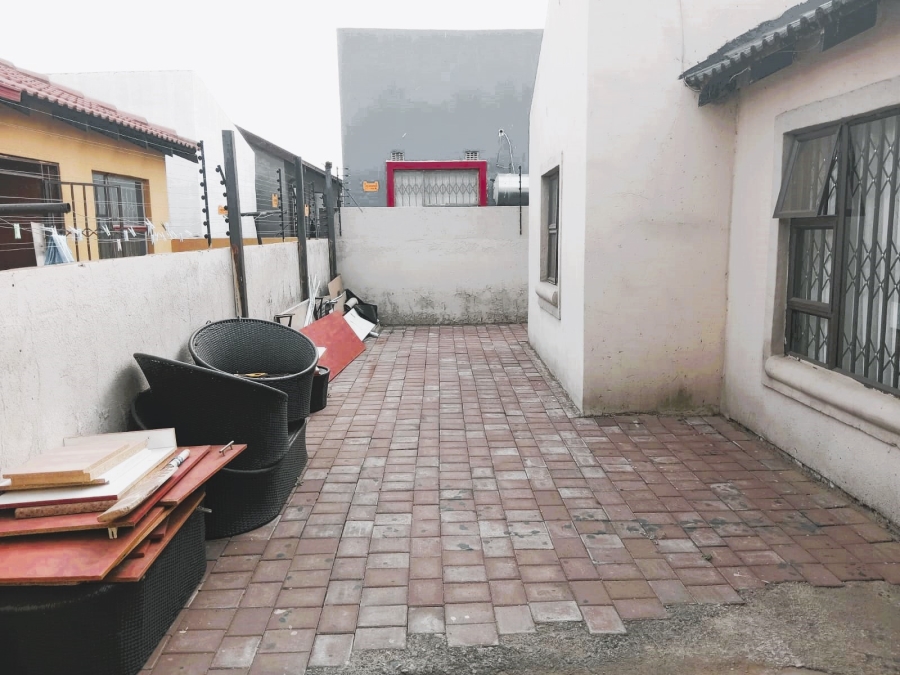 5 Bedroom Property for Sale in Roodekop Gauteng