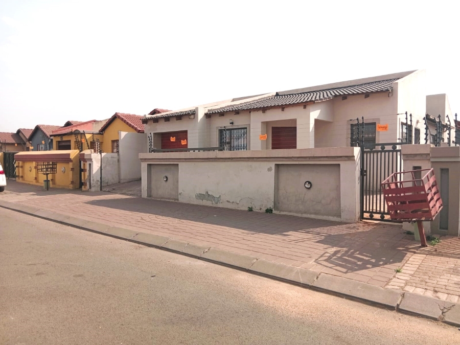 5 Bedroom Property for Sale in Roodekop Gauteng