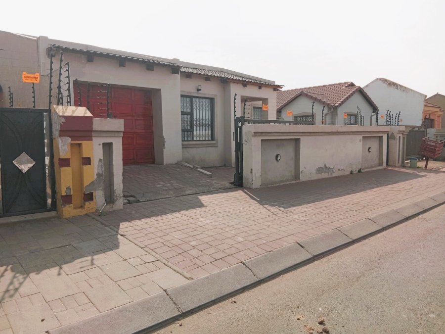 5 Bedroom Property for Sale in Roodekop Gauteng