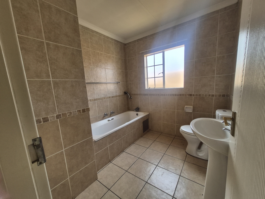 To Let 3 Bedroom Property for Rent in Noordwyk Gauteng