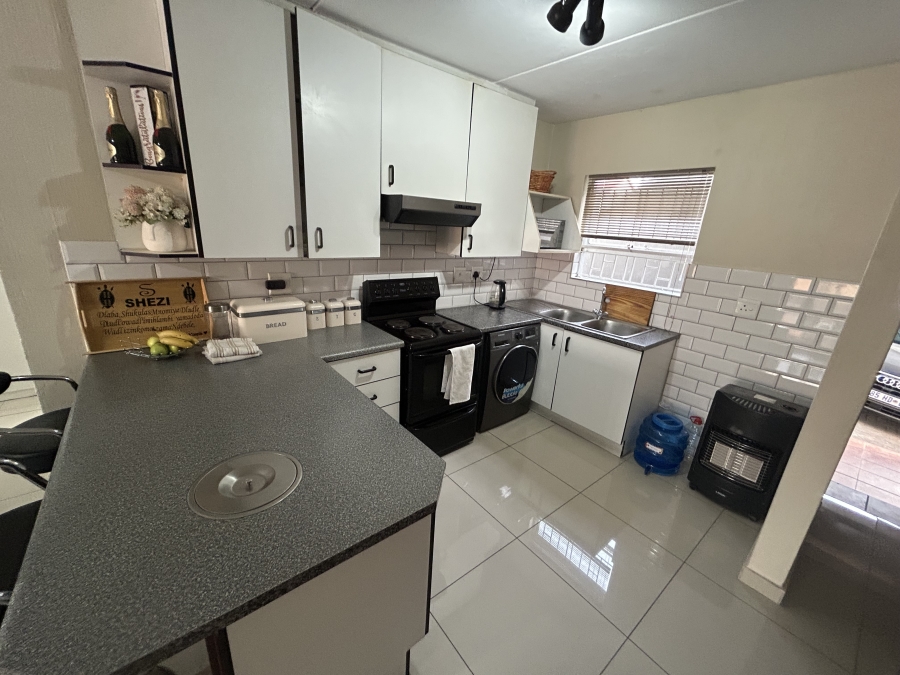 2 Bedroom Property for Sale in Vorna Valley Gauteng