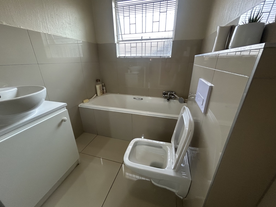 2 Bedroom Property for Sale in Vorna Valley Gauteng