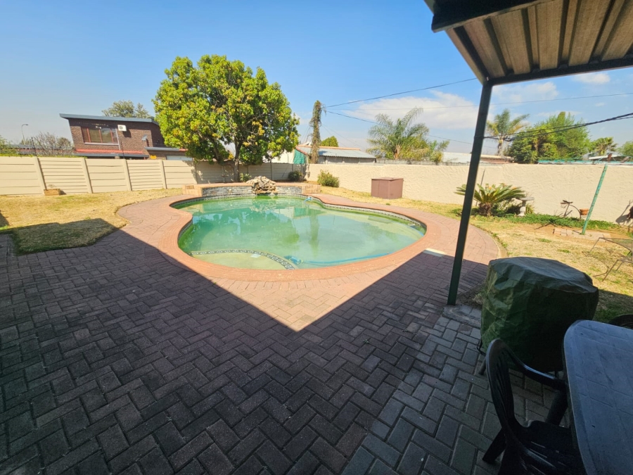 2 Bedroom Property for Sale in Brackendowns Gauteng