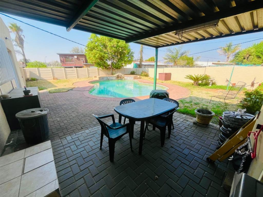 2 Bedroom Property for Sale in Brackendowns Gauteng