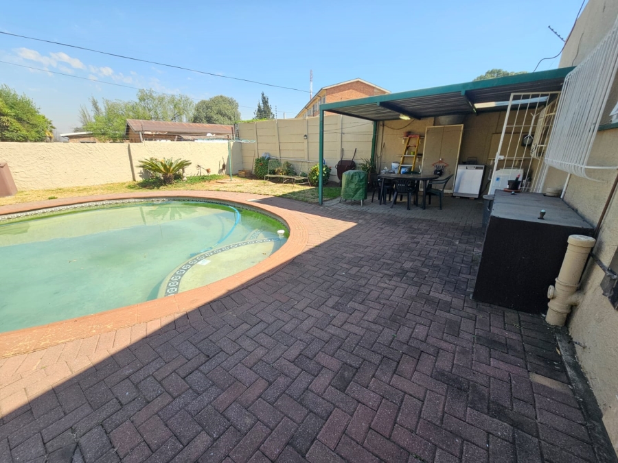 2 Bedroom Property for Sale in Brackendowns Gauteng
