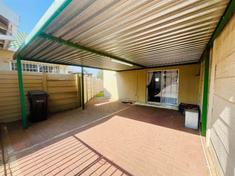 2 Bedroom Property for Sale in Brackendowns Gauteng