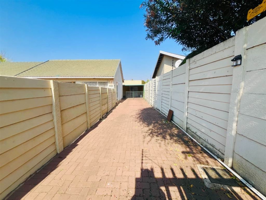 2 Bedroom Property for Sale in Brackendowns Gauteng