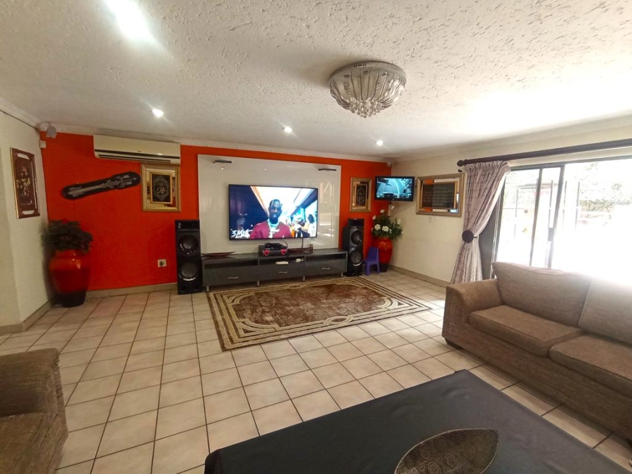 6 Bedroom Property for Sale in Winchester Hills Gauteng