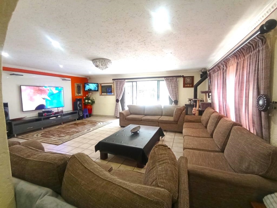 6 Bedroom Property for Sale in Winchester Hills Gauteng