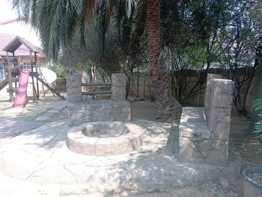 6 Bedroom Property for Sale in Winchester Hills Gauteng