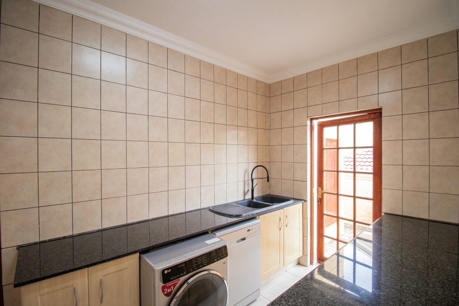 5 Bedroom Property for Sale in Kyalami Hills Gauteng