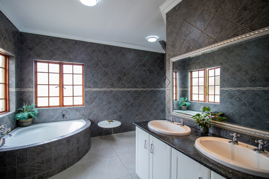 5 Bedroom Property for Sale in Kyalami Hills Gauteng