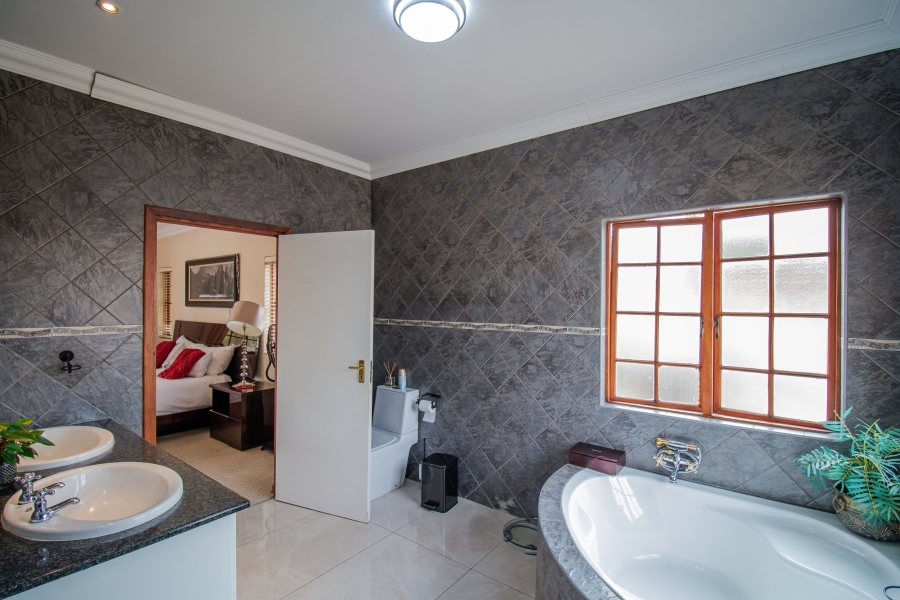 5 Bedroom Property for Sale in Kyalami Hills Gauteng