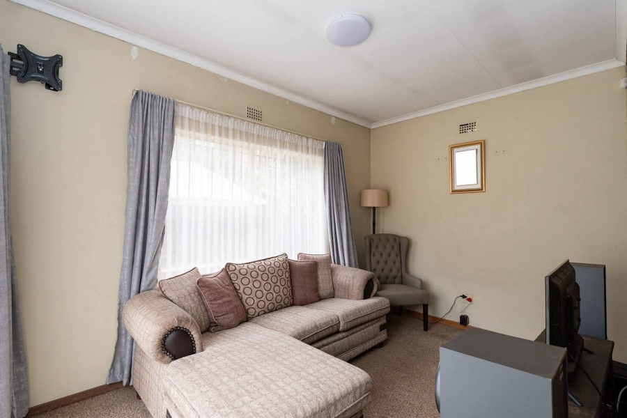 6 Bedroom Property for Sale in Edleen Gauteng