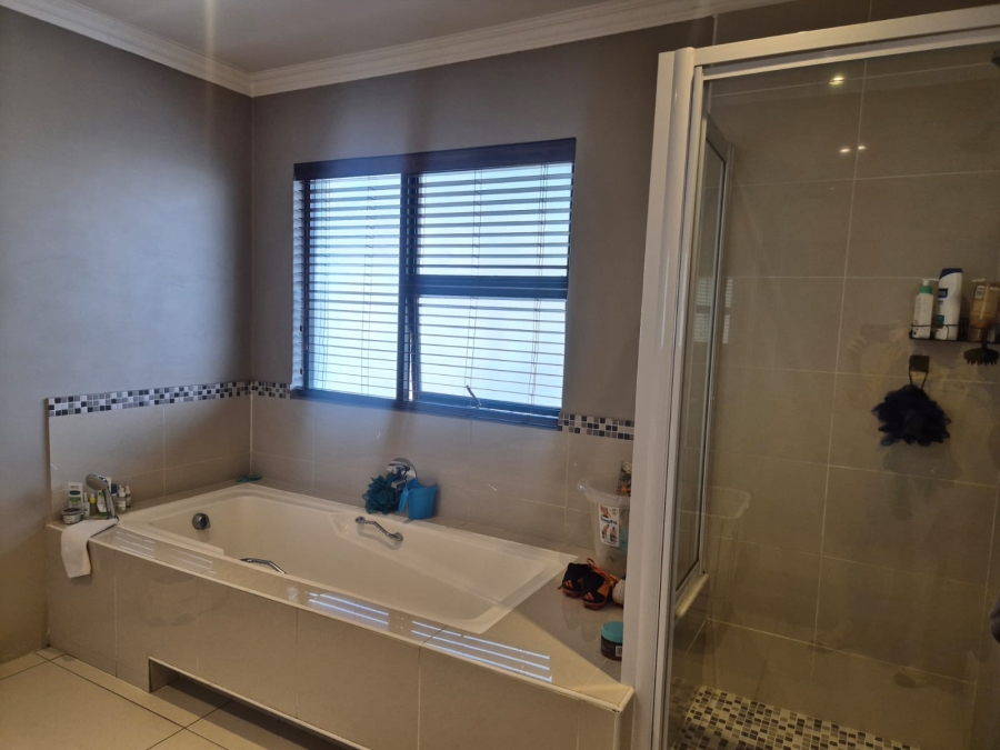 To Let 4 Bedroom Property for Rent in Khyber Rock Gauteng