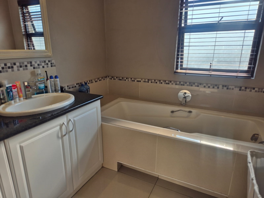 To Let 4 Bedroom Property for Rent in Khyber Rock Gauteng