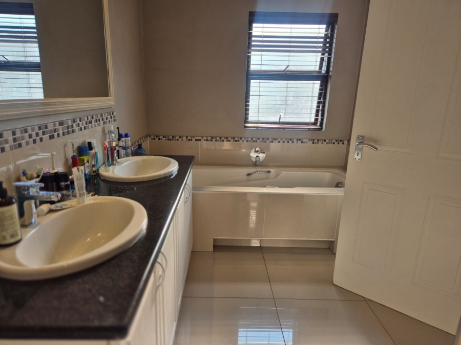 To Let 4 Bedroom Property for Rent in Khyber Rock Gauteng