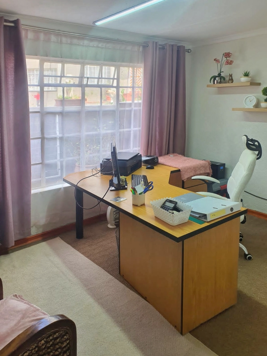 To Let 2 Bedroom Property for Rent in Helderkruin Gauteng