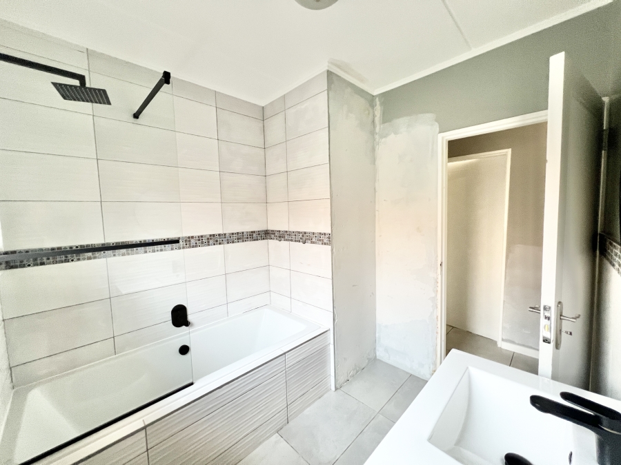 3 Bedroom Property for Sale in Noordwyk Gauteng