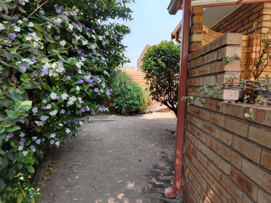 4 Bedroom Property for Sale in Three Rivers Proper Gauteng