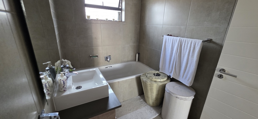 2 Bedroom Property for Sale in Six Fountains Estate Gauteng